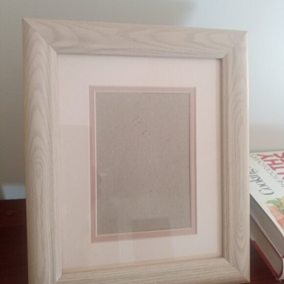 Intecraft Cream Picture Frame holds a 5x7 picture. Good Condition - Picture 2 of 3